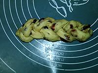 #硬核菜谱制作人##金龙鱼烘焙赛阿狗战队#蔓越莓核桃节日面包的做法图解15