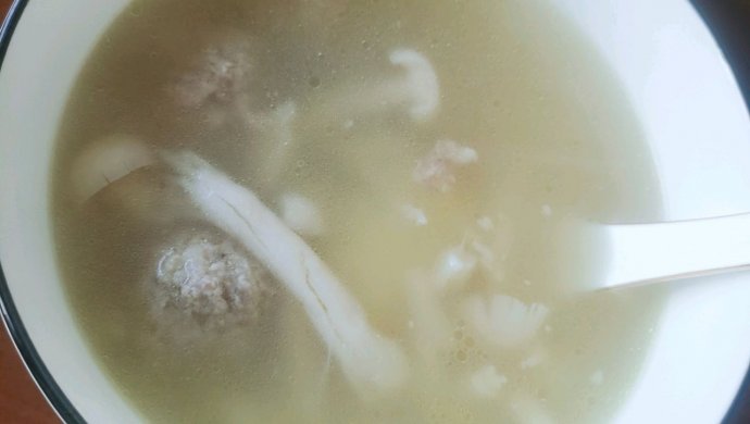 来一锅热气腾腾的丸子蘑菇汤吧