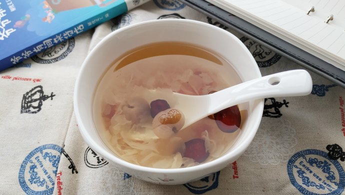 红枣银耳桃胶桂圆羹