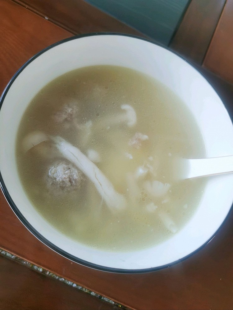 来一锅热气腾腾的丸子蘑菇汤吧的做法