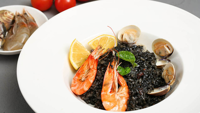 墨鱼汁海鲜饭，够黑够美味的暗黑系料理