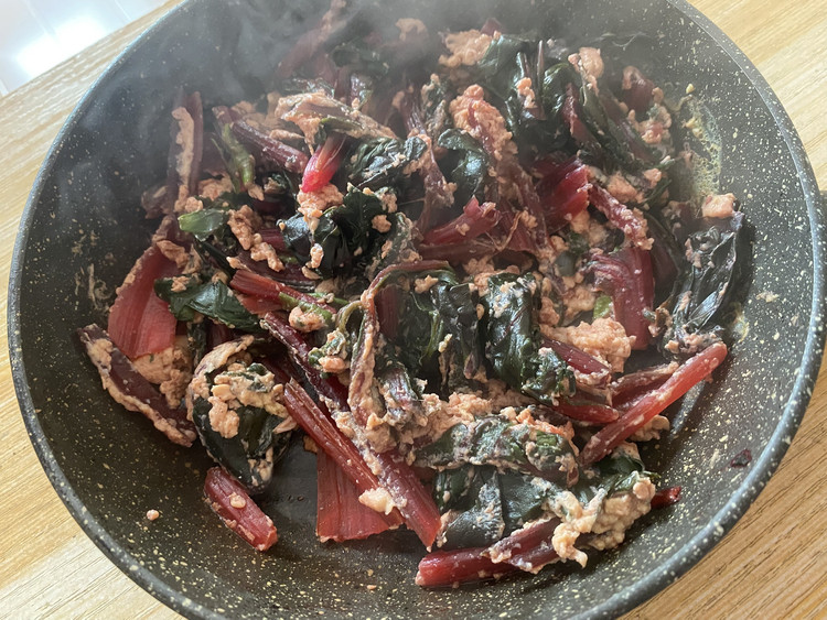 红菠菜炒鸡蛋的做法