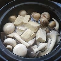 羊肉菌菇锅，冬天就要吃点暖的，一口下去，既鲜又暖胃的做法图解4