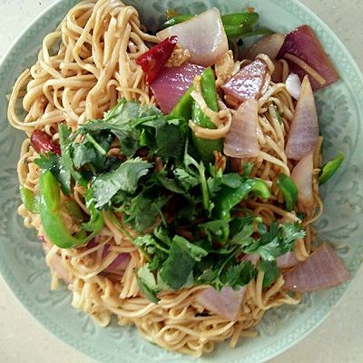时蔬鸡肉炒面