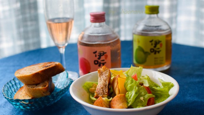 鸡肉沙拉配伊听果酒
