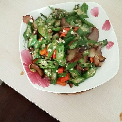 家常菜腊肉炒秋葵