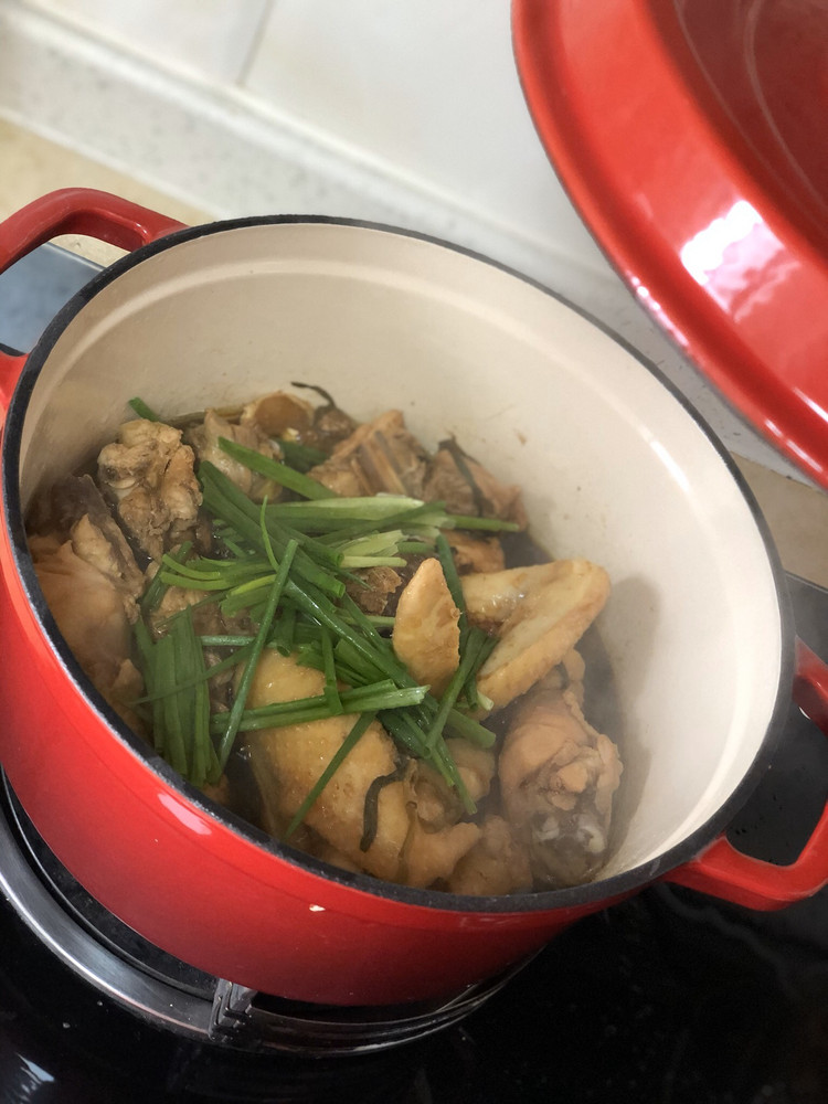 铁铸锅焖鸡的做法