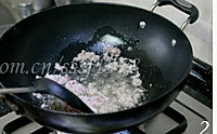 剁椒肉末蚕豆煲的做法图解2