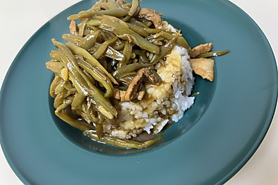 香哭的芸豆丝儿炒肉，米饭面条灵魂伴侣