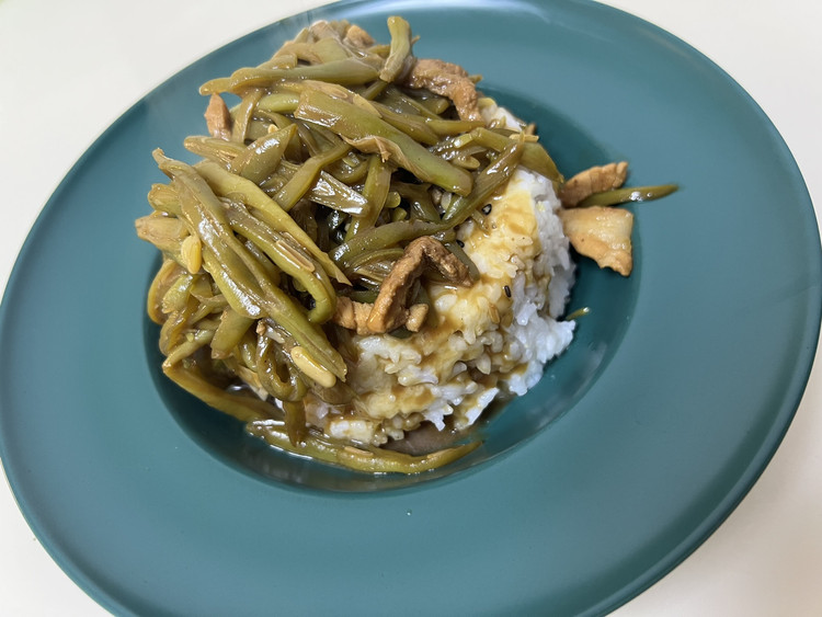 香哭的芸豆丝儿炒肉，米饭面条灵魂伴侣的做法