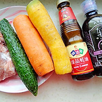 胡萝卜黄瓜炒肉丁的做法图解1