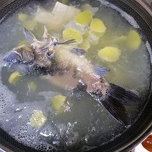 极简藤椒鲫鱼豆腐汤
