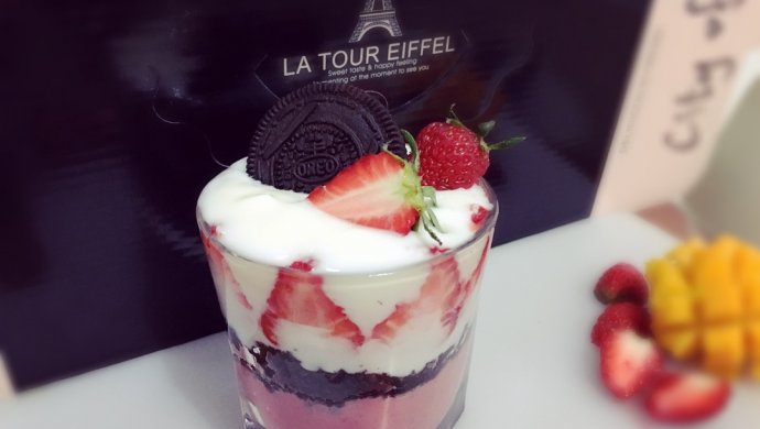 草莓奥利奥夹心酸奶三色杯