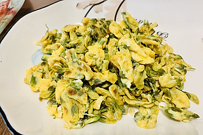 槐花季美食-槐花炒蛋