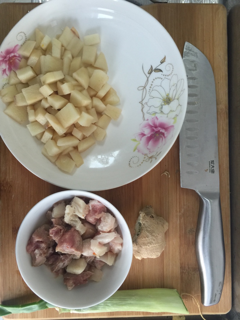 香菇土豆炸酱的做法图解1