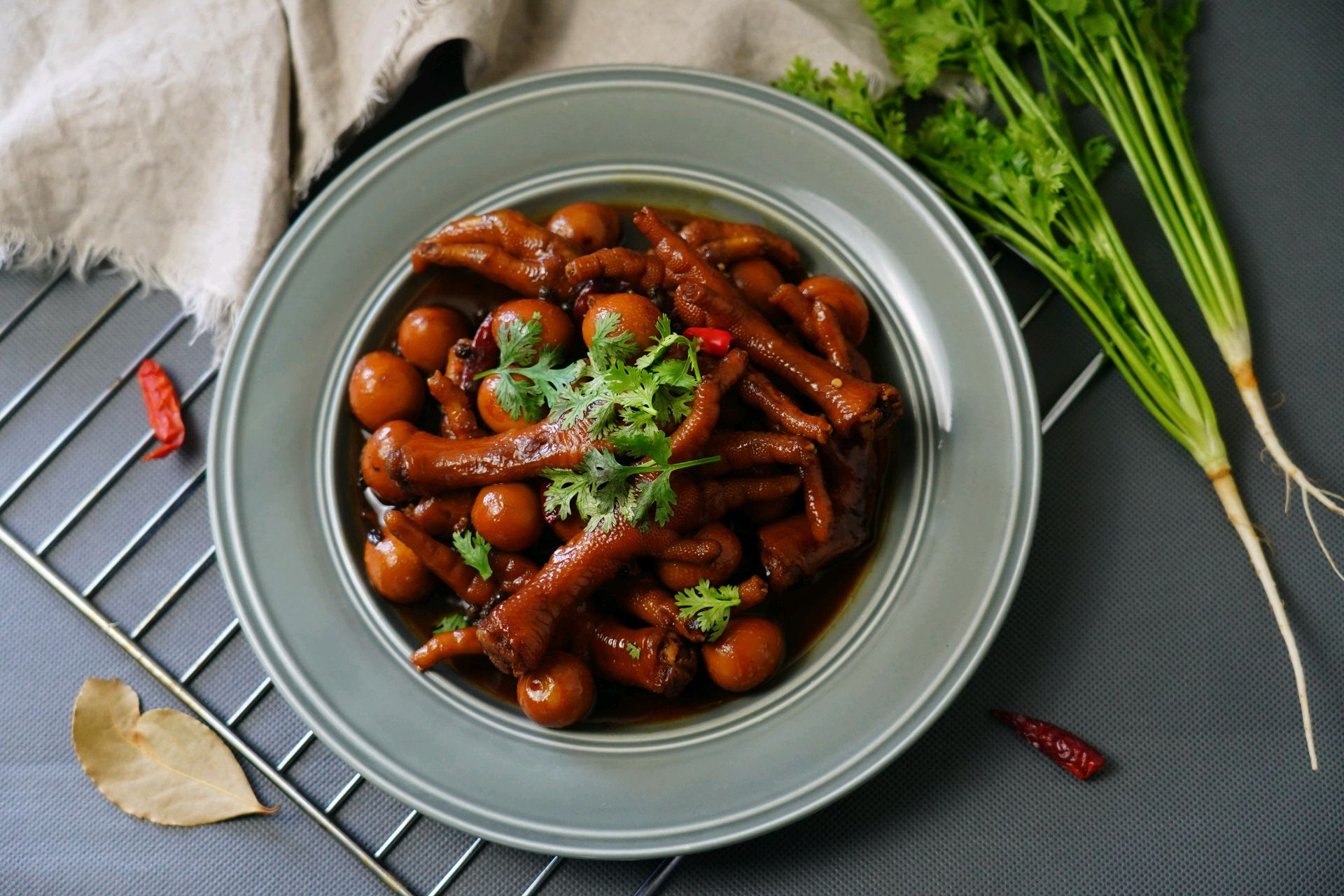 Braised chicken feet in brown sauce (simple and delicious)