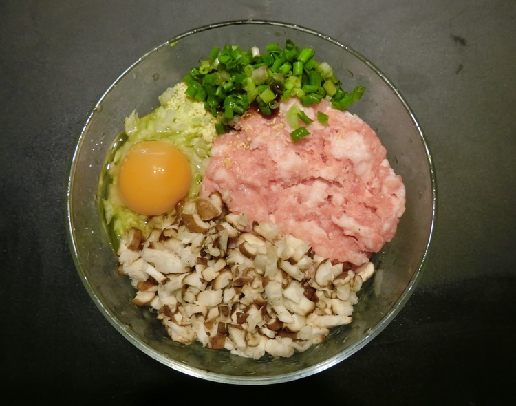 白菜猪肉饺子的做法图解2