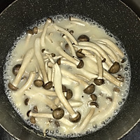白汁蟹味菇拌意大利面#10分钟早餐大挑战#的做法图解4