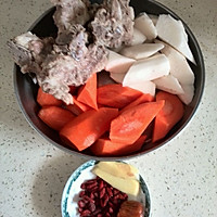 胡萝卜、山药、杞子排骨汤的做法图解3