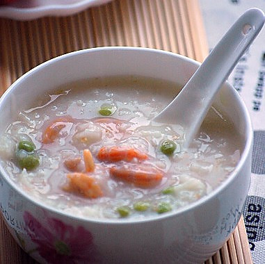 深秋煲锅暖胃滋养的海米燕麦粥