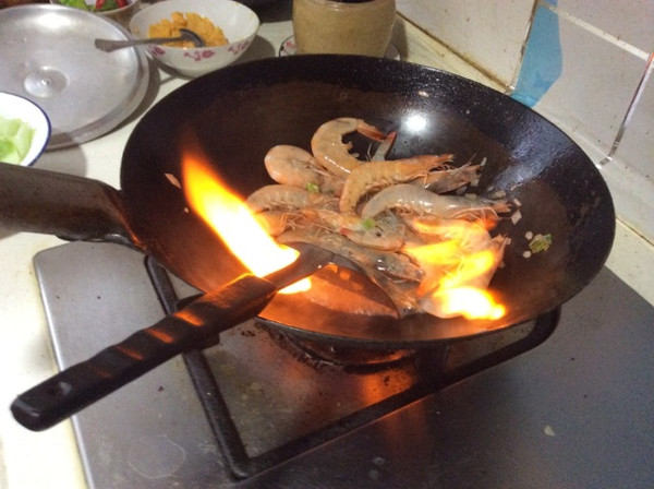 锅内起火等其自然熄灭后翻炒均匀.
