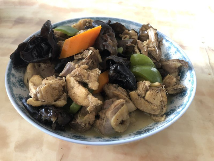 木耳胡萝卜炖鸡的做法