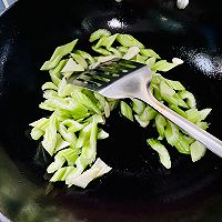 #轻食季怎么吃#芹菜炒蚕豆，好吃又健康的做法图解3