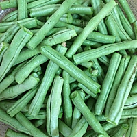 剁椒浇豆角的做法图解1