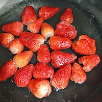 草莓菠萝冰点的做法图解2