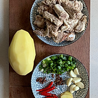 红烧排骨炖土豆的做法图解3