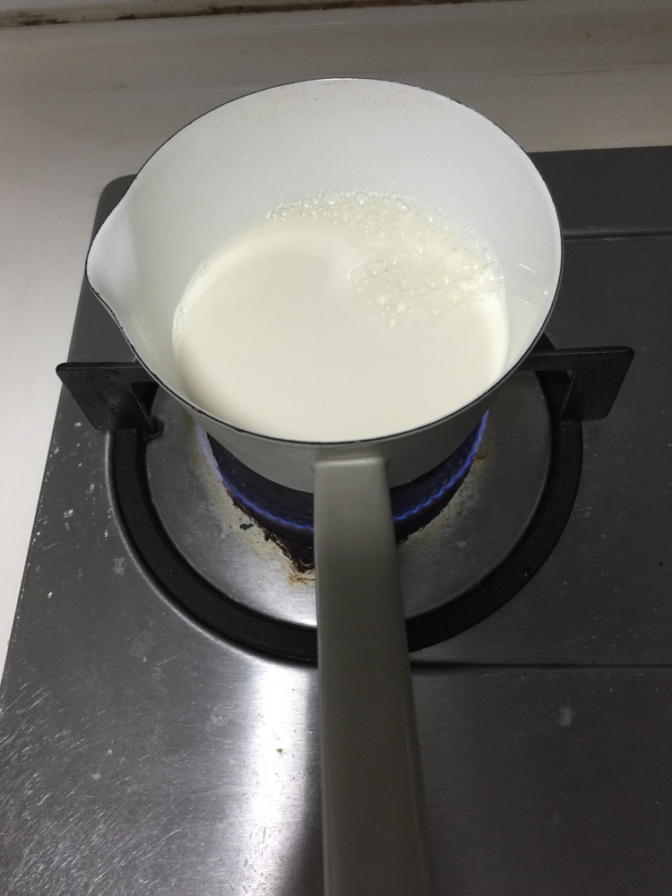 冬日，双皮奶换成热的吃也很暖胃。的做法图解1