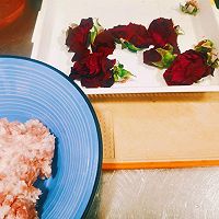 云南玫瑰花宴～玫瑰蒸肉饼的做法图解1