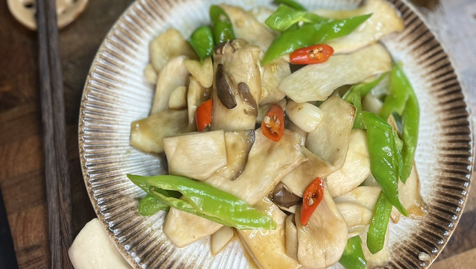辣椒炒杏鲍菇！吃出肉的口感！