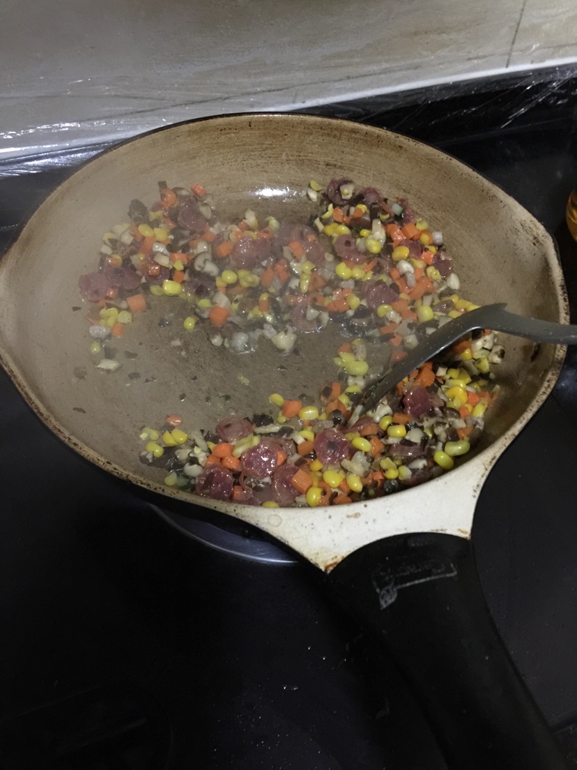 香菇腊肠饭的做法图解2