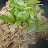 #给年味整点鲜的#鸡汁尖椒干豆腐的做法图解11