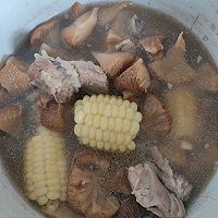 #刘畊宏女孩减脂饮食#猴头菇玉米排骨汤的做法图解5