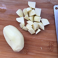 土豆炖鸡翅根琵琶腿的做法图解3