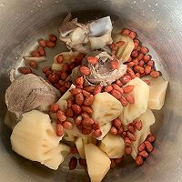 立秋的第一锅花生莲藕排骨汤的做法图解3