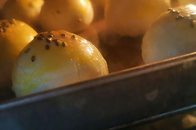 中西合璧的蛋黄酥（其实就是猪油+黄油的配方，哈哈哈…）