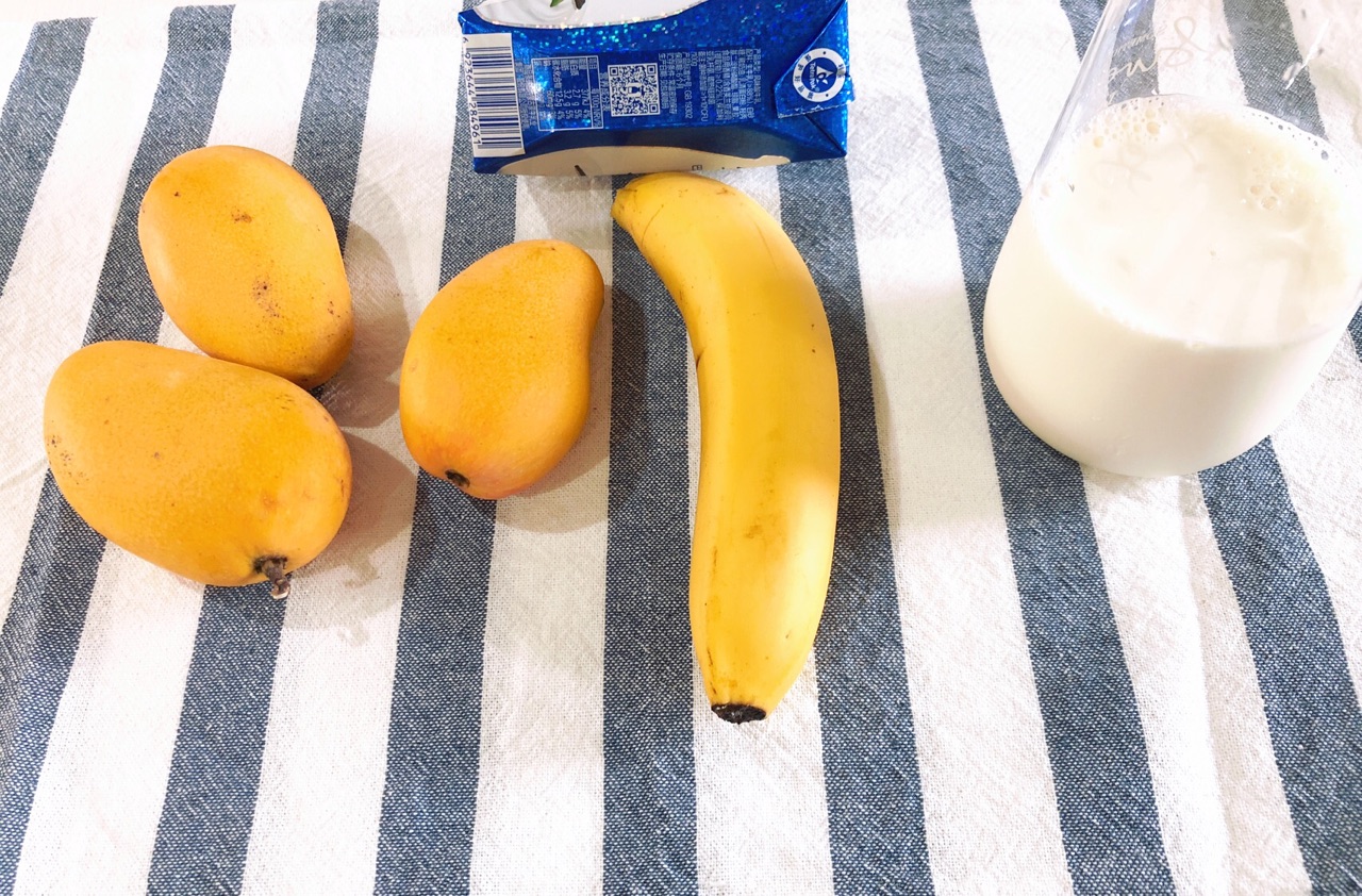 香蕉奶昔的做法_【图解】香蕉奶昔怎么做如何做好吃_香蕉奶昔家常做法大全_Anastsia喵_豆果美食