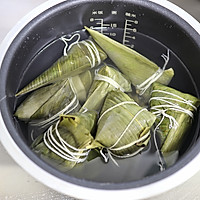 #夏日撩人滋味# 玫瑰豆沙鲜参蜜粽的做法图解9
