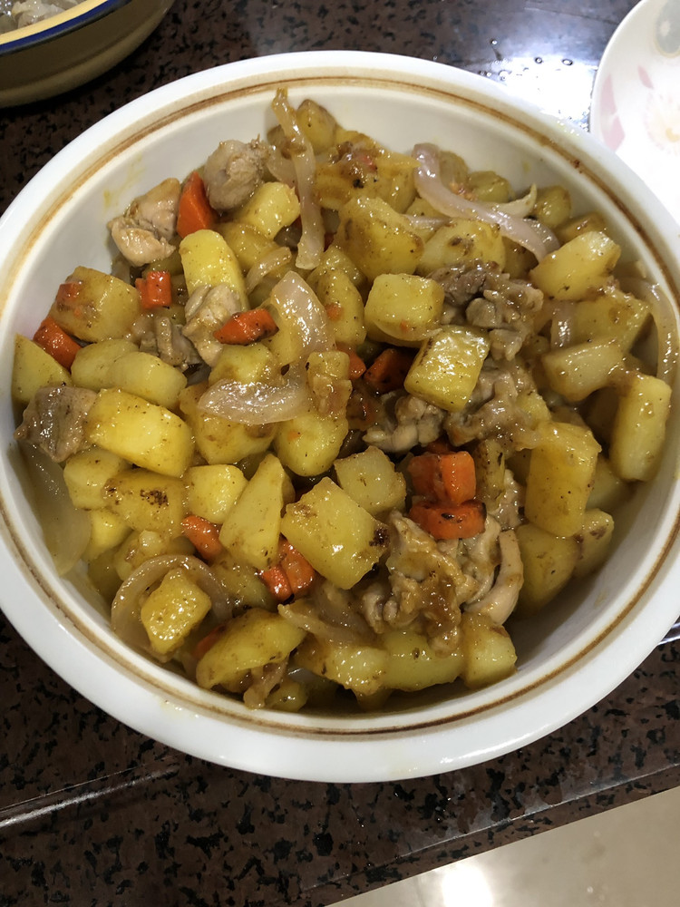 咖喱鸡肉焖土豆的做法