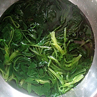 浇汁菠菜的做法图解1