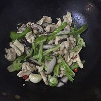 香菇炒鸡胸的做法图解5