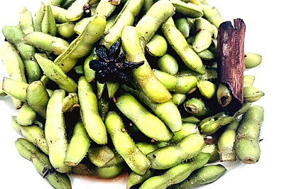 煮翠绿毛豆