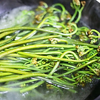 #春季减肥，边吃边瘦#鲜嫩可口的凉拌蕨菜的做法图解4