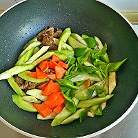 丝瓜玉米粒炒牛肉的做法图解6