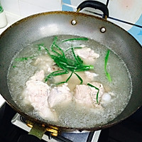 玉米胡萝卜筒子骨汤的做法图解3
