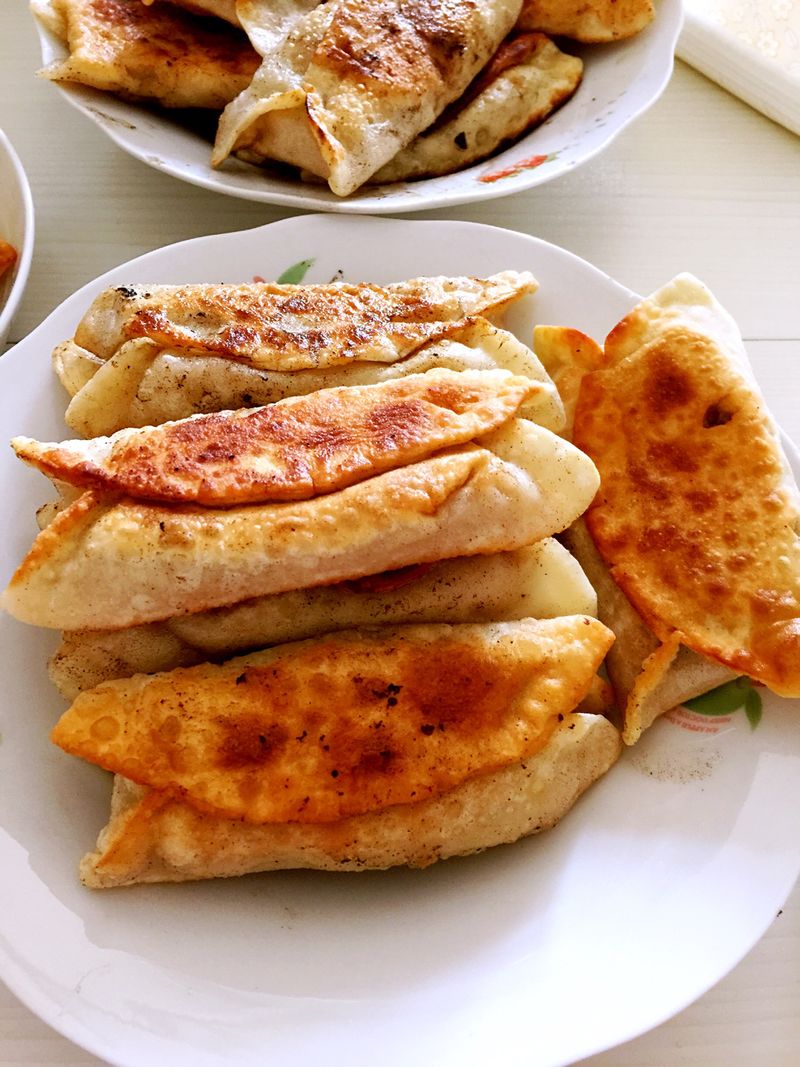 Warm man mengge's mutton and scallion pot stickers