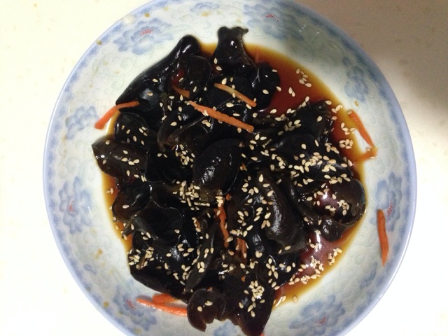 胡萝卜丝拌木耳